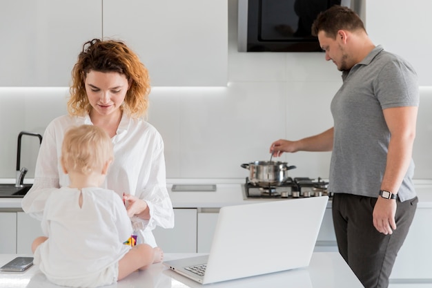 Parents travaillant à la maison