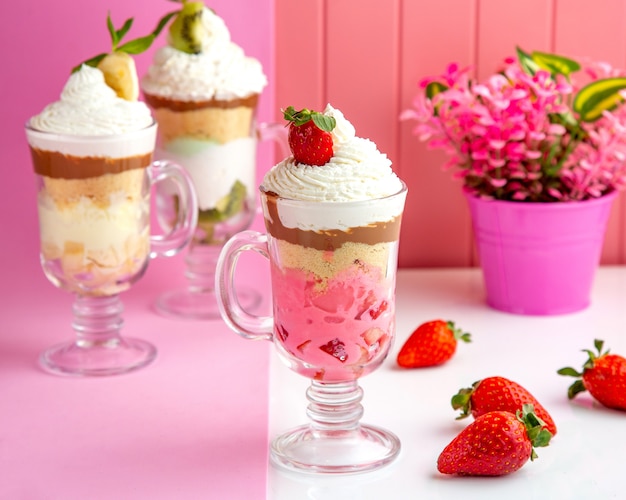 parfait aux fraises avec biscuits émiettés yogourt crème fouettée au caramel et fraise