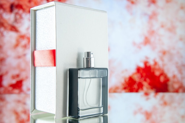 Photo gratuite parfum cher vue de face en cadeau sur une table rouge clair