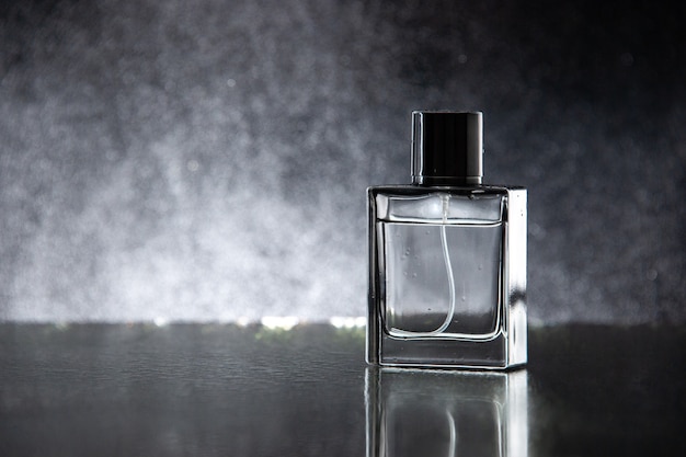 Parfum cher vue de face en cadeau sur la table sombre