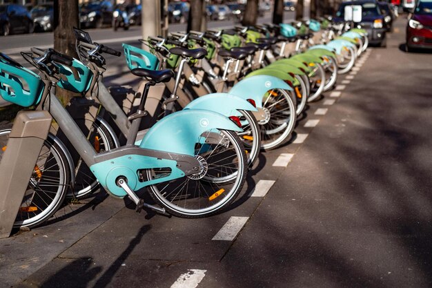 Paris, France, vélos de ville, location de vélos, parking à vélos.