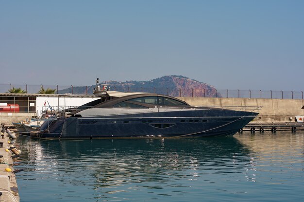 Parking marin de bateaux et yachts en Turquie. Yacht amarré dans le port maritime