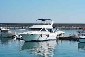 Photo gratuite parking marin de bateaux et yachts en turquie. yacht amarré dans le port maritime