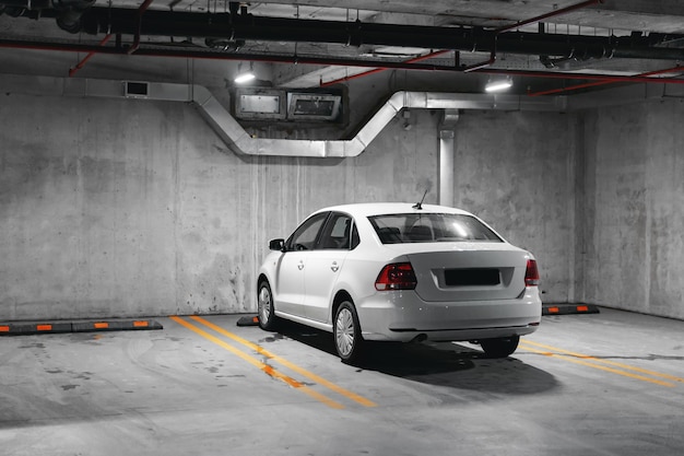 Parking souterrain dans le centre commercial