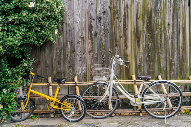 parking Vélos près du mur de bois