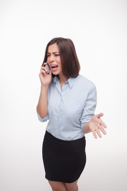 Parler de femme d'affaires sur mur blanc