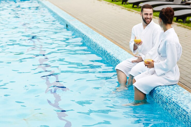 Photo gratuit parlez au bord de la piscine