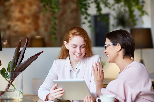 Photo gratuite partage d'idées avec un collègue expérimenté