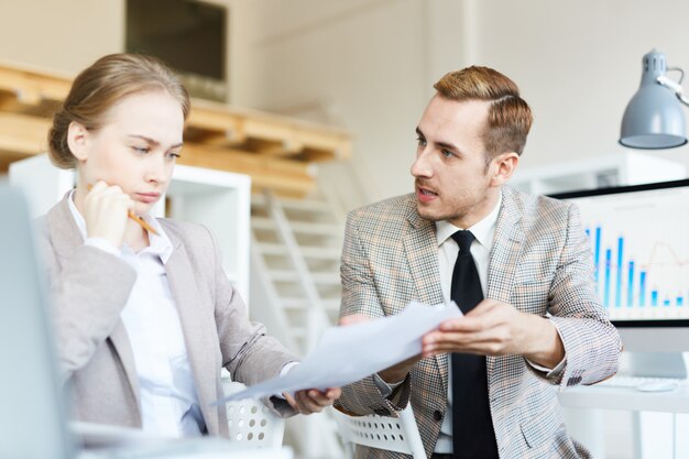 Partage d'idées avec une jolie collègue