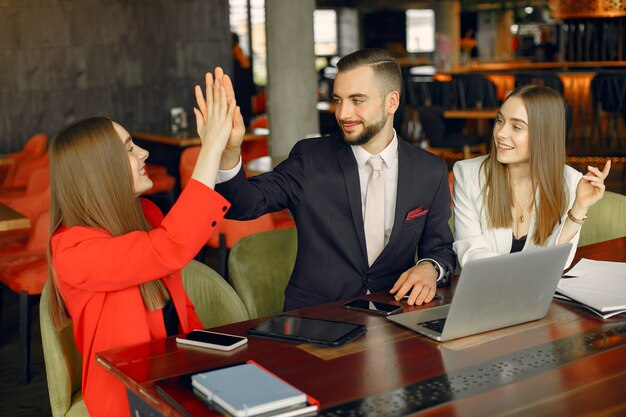 Partenaires assis à table et travaillant dans un café