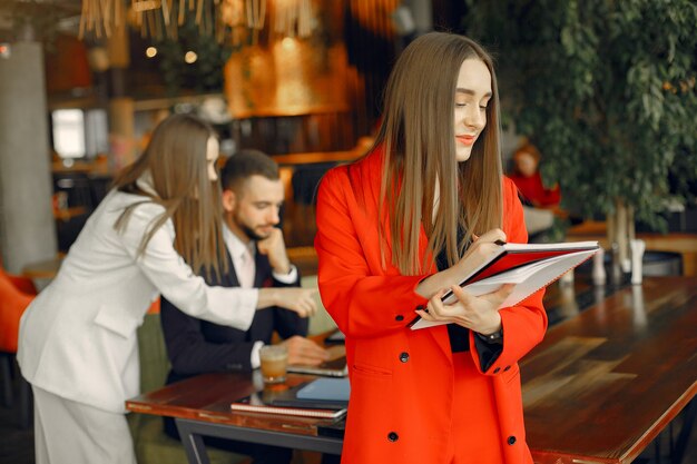 Partenaires assis à table et travaillant dans un café