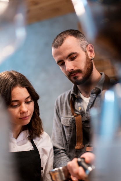 Partenaires commerciaux apprenant ensemble