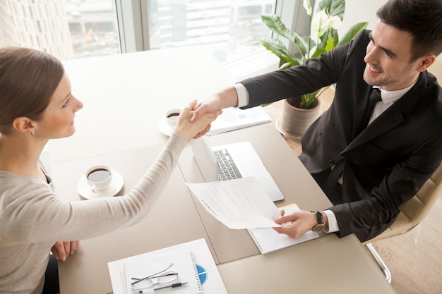 Partenaires commerciaux célébrant la signature du contrat