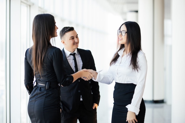 Partenaires Commerciaux Se Serrant La Main Dans La Salle De Réunion. Deux Salutations Femme D'affaires Poignée De Main Au Bureau