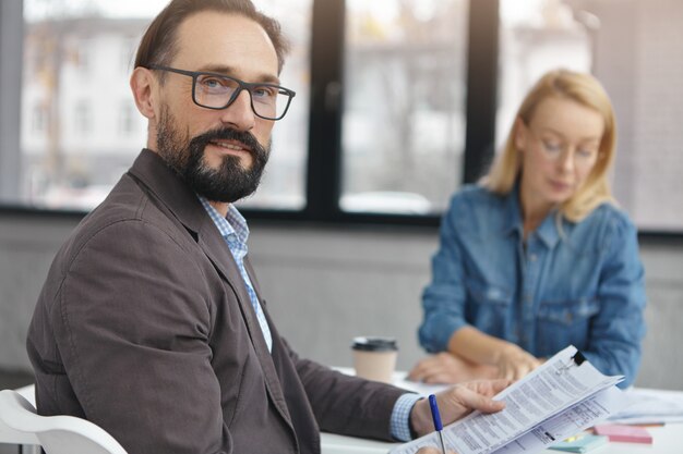 Partenaires commerciaux travaillant au bureau