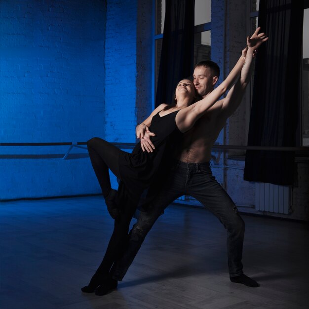 Les partenaires de danse s&#39;entraînent en studio