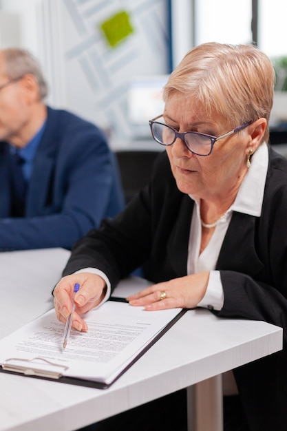 Partenaires Occupés Discutant D'un Nouveau Projet Pour L'évolution De L'entreprise, Femme Cadre Supérieur Vérifiant Les Tâches