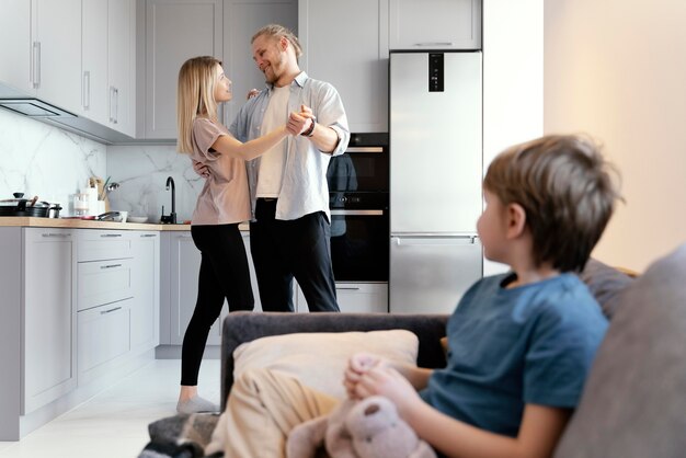 Partenaires de plan moyen dansant à la maison