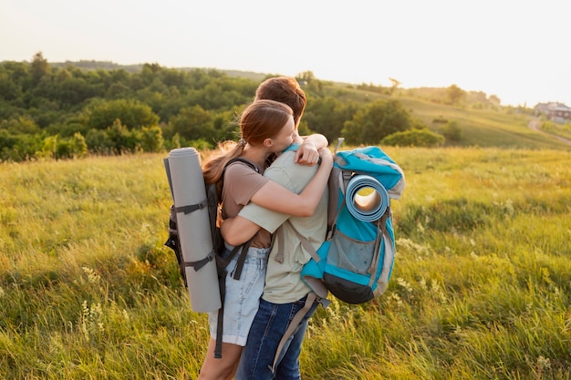 Photo gratuite partenaires de plan moyen s'embrassant