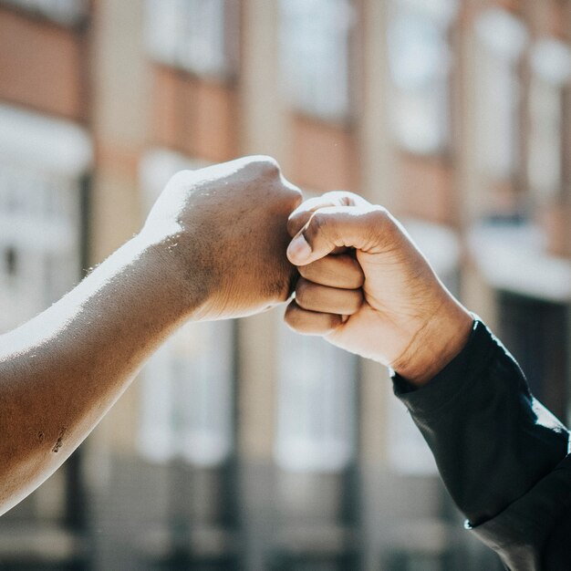 Partenaires de remise en forme faisant un coup de poing