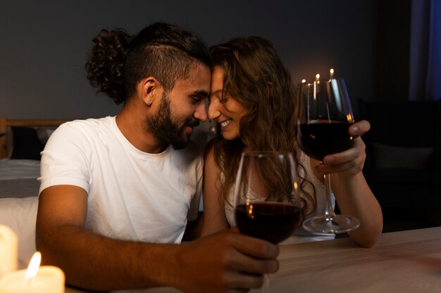 Partenaires romantiques à coup moyen avec du vin