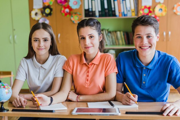 Les partenaires scolaires posent en classe