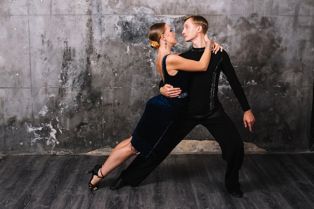 Partenaires se regardant pendant la danse