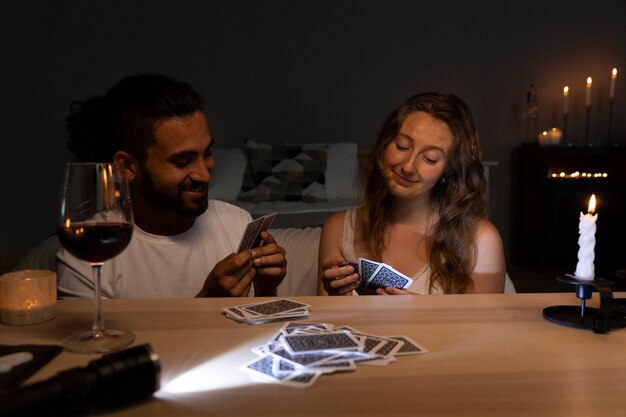Partenaires vue de face jouant aux cartes