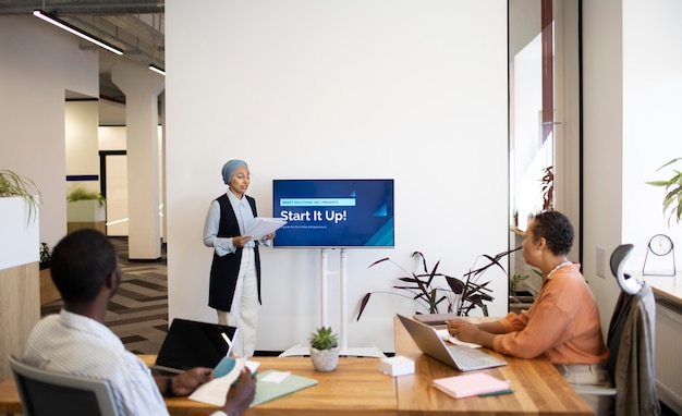 Photo gratuite participation d'un homme à une formation après avoir été embauché à son nouveau travail de bureau