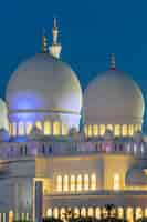 Photo gratuite partie de la célèbre mosquée sheikh zayed d'abu dhabi de nuit, émirats arabes unis.