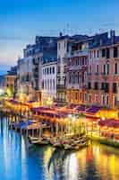 Photo gratuite partie du célèbre grand canal au coucher du soleil, venise