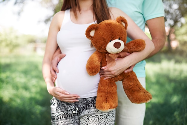 Partie des futurs parents avec ours en peluche