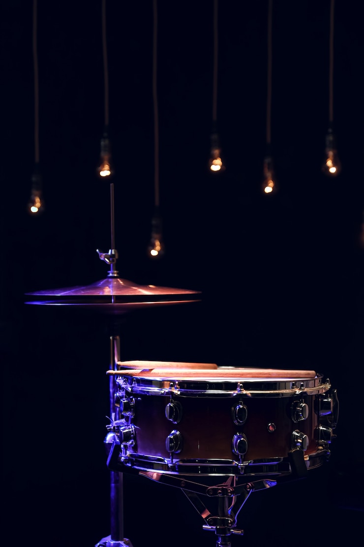 Photo gratuit partie d'un kit de batterie dans le noir avec un bel éclairage. concept de concert et de performance.