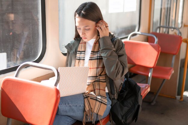 Passager assis dans les transports publics de tram