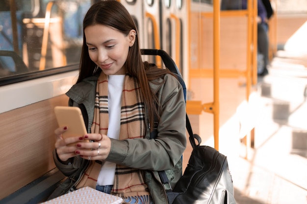 Passager assis dans les transports publics de tram