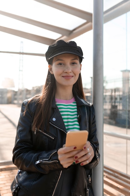 Photo gratuite passager en attente dans la gare et sourit