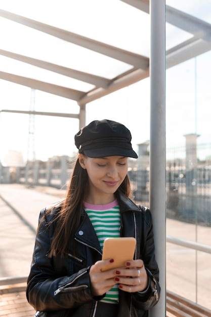 Photo gratuite passager en attente dans la gare