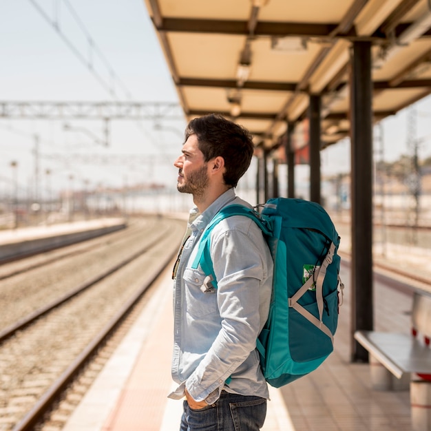 Passager en attente dans le train