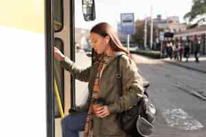 Photo gratuite passager sur le côté entrant dans le tram