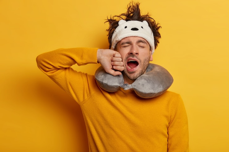 Photo gratuit le passager masculin porte un oreiller de voyage pour dormir pendant le voyage