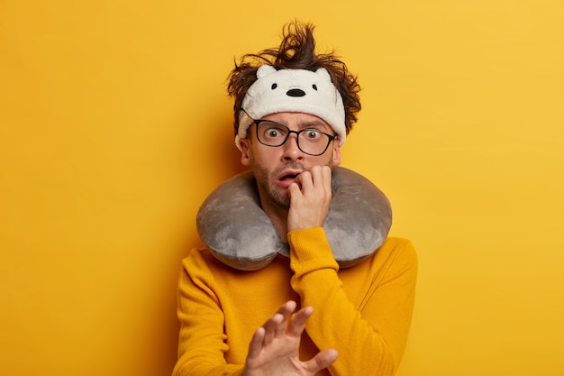 Le passager masculin porte un oreiller de voyage pour dormir pendant le voyage