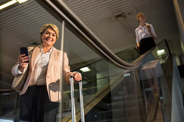 Passagère descendant de l'escalator