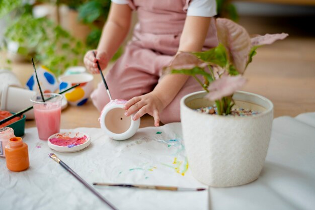 Passe-temps de peinture de pot de bricolage d'enfant à la maison