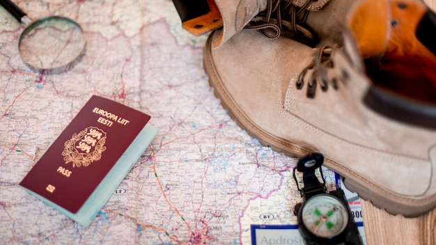 Passeport et bottes sur la carte