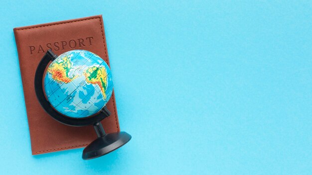 Passeport plat et globe terrestre