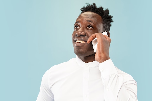 Passer un coup de téléphone. Jeune homme afro-américain avec smartphone.