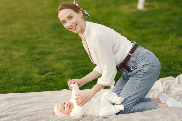 Passer du temps en famille dans un jardin d'été