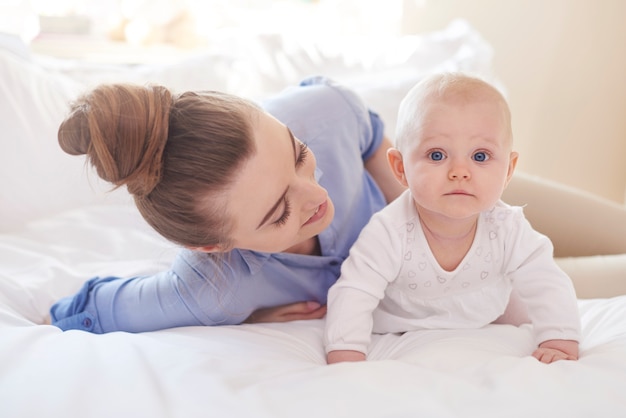 Passer du temps avec maman au lit