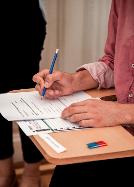 Photo gratuite passer un examen ou remplir un formulaire de demande d'emploi