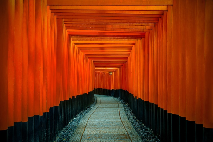 Photo gratuit la passerelle des portes torii rouge au sanctuaire fushimi inari taisha à kyoto, japon.